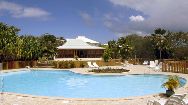 Farniente près de la piscine après vos sessions surf en Guadeloupe
