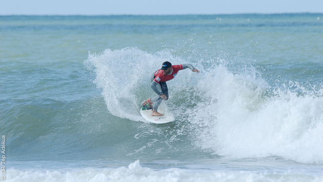 le prof fait la démo de surf en Vendée