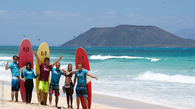 Venez apprendre le surf à Fuerteventura : convivialité garantie !