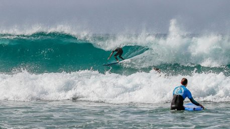 Progressez en surf dans les vagues de Fuerte aux Canaries