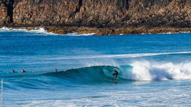 Stage de surf à Fuerteventura : votre moniteur vous fera découvrir les spots adaptés à votre niveau