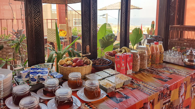 gros buffet en pension complète surfcamp près agadir