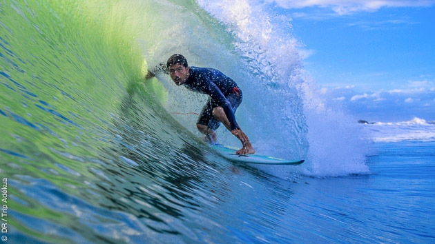 de belles vagues à Pipa au Brésil