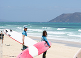 Les cours de surf sur les spots de Corralejo - voyages adékua