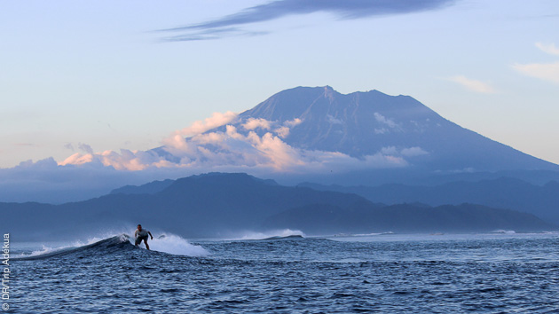 petit surf à Nusa Lembongan avec le mont Agung en fond