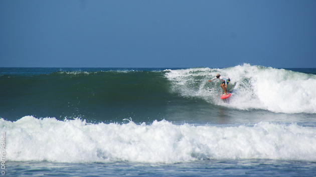 Un séjour pour apprendre le surf sur les eaux cristallines de Nusa Lembongan, près de Bali