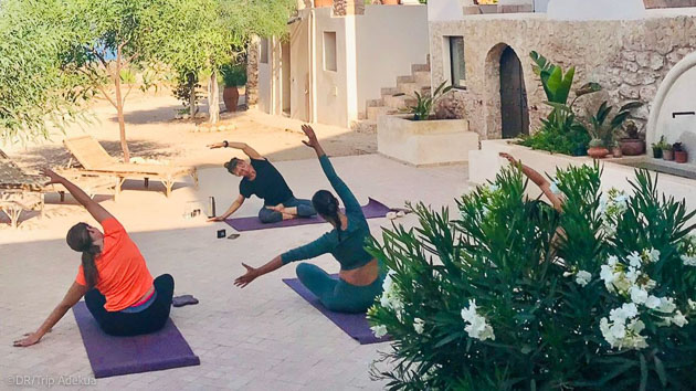 Séances de yoga entre deux sessions de surf au Maroc