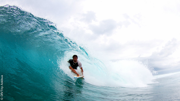 Surfez les superbes vagues indonésiennes pendant vos cours