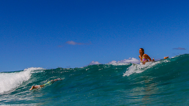 Venez progresser en surf dans les vagues de Bali en Indonésie