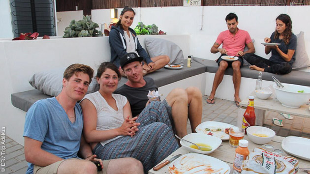 Hébergement convivial dans le surfcamp, à deux minutes du centre, en chambre à partager