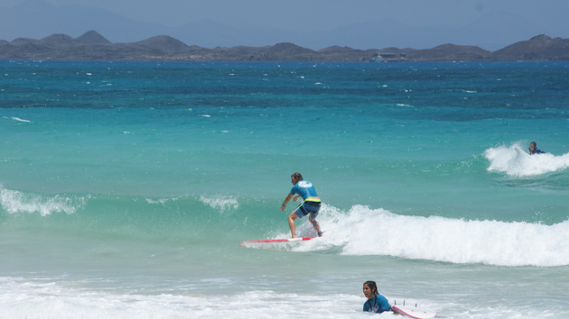 Naviguez en surf dans les plus belles vagues de Fuerteventura
