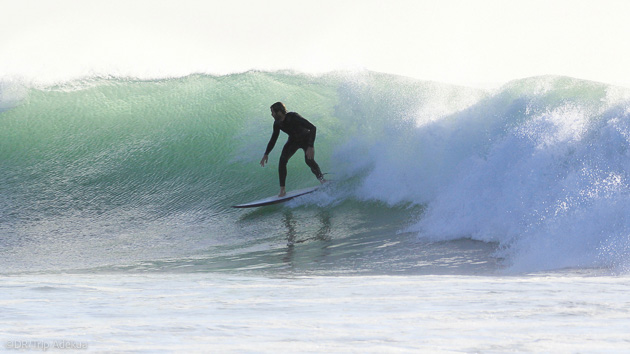 Surfer sans stress dans les vagues de la péninsule de Dakhla au Maroc