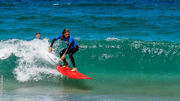 Cours de surf à Fuerteventura avec moniteurs diplômés pour progresser en toute sérénité