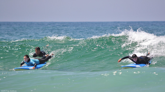 Progressez avec votre moniteur pendant les cours de surf à Lacanau