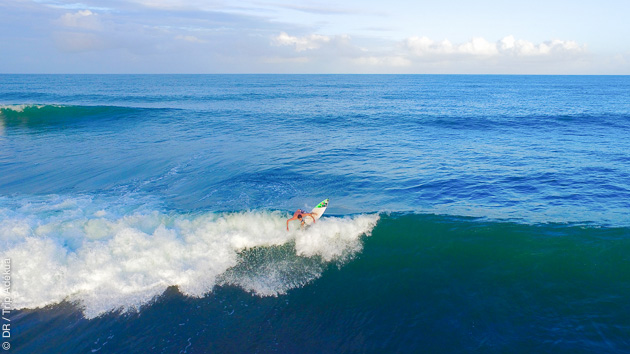 Surf pour tous niveaux, avec cours et matériel, sur les spots de Praia do Forte, accessibles à pied depuis votre villa