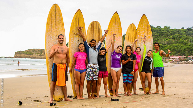 Apprenez le surf en petits groupes à Montanita, avec nos moniteurs diplômés