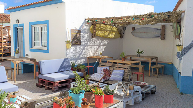 Profitez des moments de détente sur la terrasse de votre surf house au Portugal