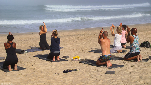 Cours de yoga sur la plage pour un séjour surf et bien-être de rêve