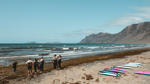 Lanzarote est un cadre idéal pour surfer avec un encadrement digne des pros : cours, yoga et récupération massages !