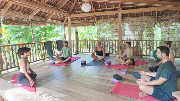 Une séance de yoga entre deux sessions de surf aux Philippines